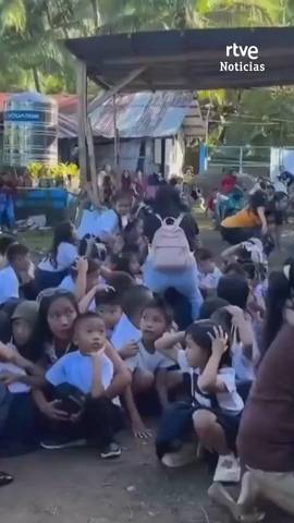  Un terremoto de magnitud 7,8, cuyo epicentro se situ� cerca de la costa sur de Filipinas, en la regi�n de Mindanao, ha dejado al menos tres muertos y cuatro heridos y provocado el derrumbe de varios edificios en el archipi�lago.