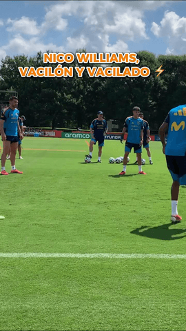 Nico Williams, vacilón y vacilado en su vuelta a los entrenamientos con la @sefutbol.