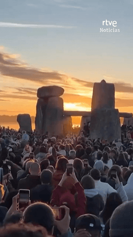  Miles de personas se re�nen en Stonehenge para recibir el amanecer del solsticio, como se cree que se hac�a hace 4.500 a�os.