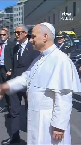 El papa Le�n XIV rompe el protocolo y cruza la calle en el exterior del Congreso, en la Carrera de San Jer�nimo, para saludar a las personas que est�n tras la valla.