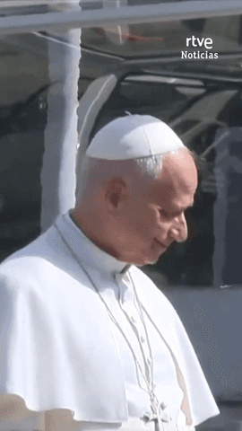 El papa Le�n XIV entra en las instalaciones de RTVE en Torrespa�a.
