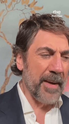 Javier Bardem deja sus huellas en el cemento del Teatro Chino de Hollywood.