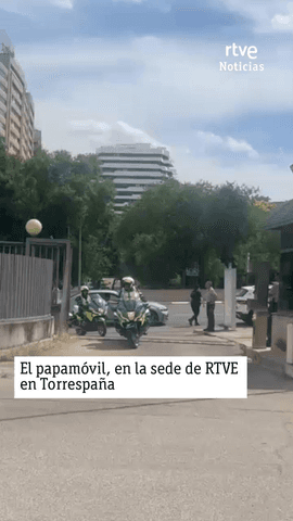 #VisitaPapaRTVE | El papam�vil, en la sede de RTVE en Torrespa�a