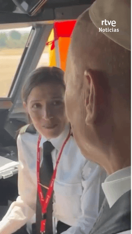  Le�n XIV conversa con los pilotos del avi�n de Iberia que le llevar� a Barcelona antes del despegue.