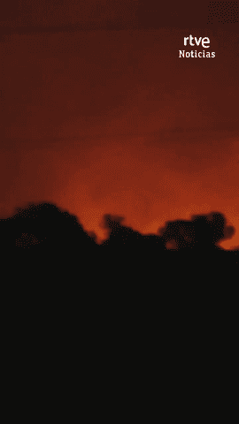  M�s de 360 personas han sido desalojadas o alejadas de forma preventiva de sus viviendas de San Bartolom� de la Torre a causa del incendio forestal declarado a las 13:15 horas de este lunes en el paraje Los Turbios, en el t�rmino municipal de Villanueva de los Castillejos, Huelva.