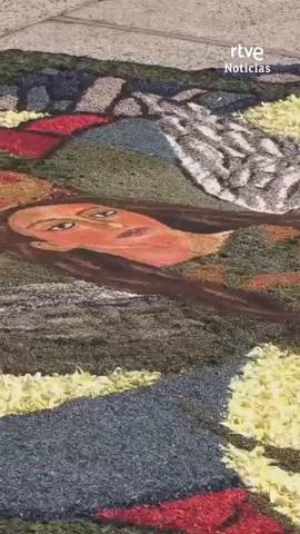  Ponteareas ha celebrado este domingo la procesi�n del Corpus Christi con 35 alfombras florales que han decorado sus calles.