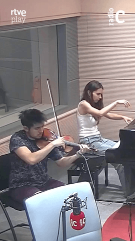  En Estudio 206 recibimos a Helix Tr�o (@helixtrio), formado por Jaume Angel�s, viol�n; Iago Dom�nguez, violonchelo; y Paula Belzunegui, piano.