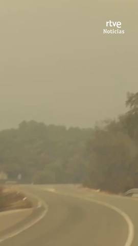  Un equipo de Radio Televisi�n Espa�ola ha estado en la zona cero del fuego en �vila, donde siguen trabajando, en primera l�nea, los equipos de extinci�n combatiendo las llamas.