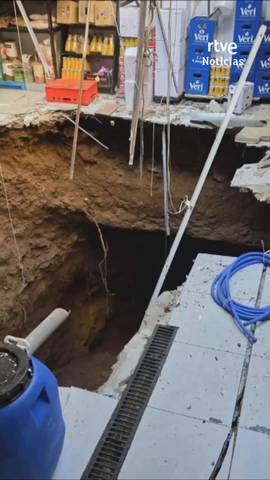 Un socav�n de cuatro metros de profundidad en el patio interior de un restaurante en Barcelona ha obligado a desalojar cinco edificios aleda�os.
