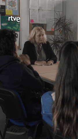  Una profesora de instituto de Bruselas ayuda a una estudiante a la que han atacado, acosado y amenazado por las sospechas sobre su homosexualidad.