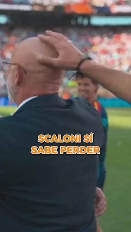  Lionel Scaloni fue a buscar a Luis de la Fuente para felicitarlo por ganar el Mundial.