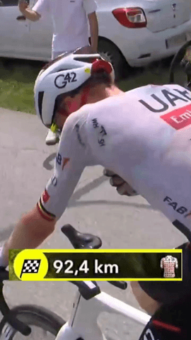 Tim Wellens de “darlo por perdido” a superar a todo el pelotón para entregar bidones.
