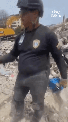  Indignaci�n en La Guaira despu�s de que varios vecinos acusaran a un polic�a de quedarse con dinero en efectivo hallado entre las ruinas tras el desastre.