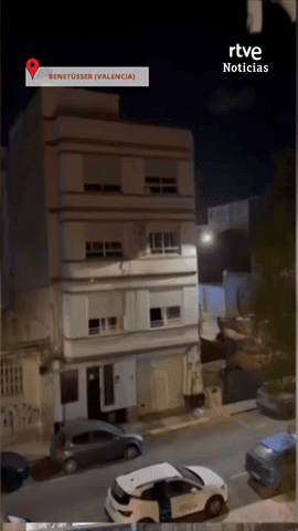 Un edificio de tres plantas se derrumba en Benet�sser, Valencia, sin causar heridos.