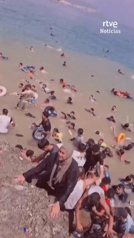 Miles de personas llegan a las costas de Ceuta a trav�s del espig�n del Tarajal.