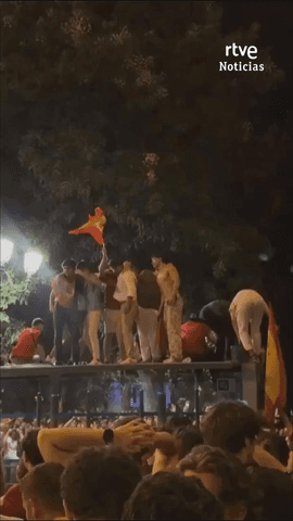  Una marquesina de autob�s se desplom� despu�s de que varios aficionados se subieran a ella durante las celebraciones en Madrid por la Copa del Mundo.