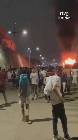  Durante toda la noche han seguido las entradas por el espig�n del Tarajal, en Ceuta, pese al refuerzo de la seguridad en ambos lados de la frontera.