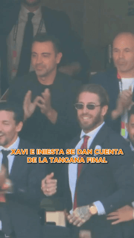  Las caras de Xavi e Iniesta cuando se dan cuenta de la tangana final entre España y Argentina.