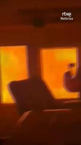 Impactantes im�genes desde la cabina de un tren de carga muestran c�mo la locomotora avanza rodeada por las llamas de un incendio forestal en Canad�.
