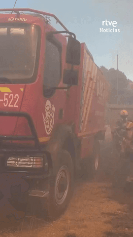 Doce medios a�reos se han incorporado a primera hora de este lunes a las labores de extinci�n del incendio forestal de Soneja, en Castell�n, que este domingo ha obligado a desalojar a 500 personas del vecino municipio de Az�ebar y hasta el momento ha afectado a unas 150 hect�reas de superficie y a una peque�a parte del parque natural de la Sierra de Espad�n.