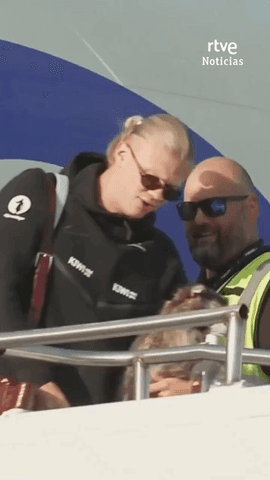 Así ha bajado del avión Erling Haaland en Oslo: con una figura de un mapache entre las manos.