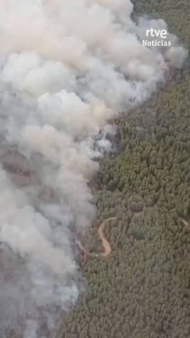 En Aiguam�rcia, Tarragona, otro incendio deja m�s de 300 desalojados y 2.500 confinados.