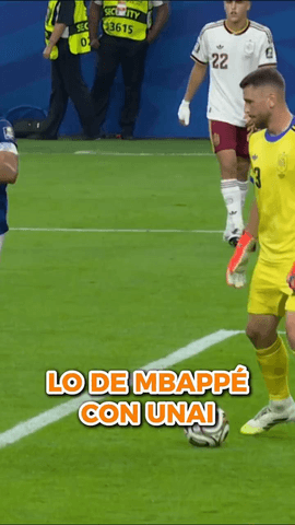  Fea acción de Mbappé sobre Unai Simón cuando iba a coger el balón.