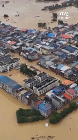 Dos personas han fallecido y alrededor de 55.000 han resultado afectadas por el tif�n Maysak, que ha dejado lluvias torrenciales en China.