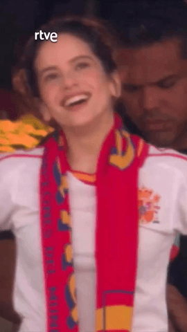 Rosalía se emociona con el gol de Oyarzabal a dos minutos del final del partido OJALÁ.