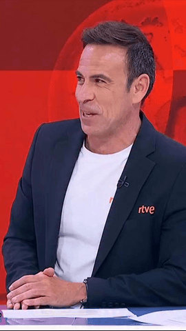  Juan Carlos Rivero irrumpiendo en la tertulia de 𝑬𝒔𝒕𝒖𝒅𝒊𝒐 𝑬𝒔𝒕𝒂𝒅𝒊𝒐 𝑴𝒖𝒏𝒅𝒊𝒂𝒍 con ganas de entrar en las polémicas del día… y con cambio de gafas.