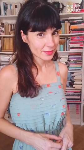 Este sábado en #Laestaciónazul, el programa conducido por @choralinaalba, conocemos a la madrileña @ayesha_lrubio, que debuta como escritora con 