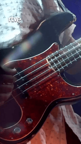  Juan Zelada completó sus estudios musicales en el LIPA de Liverpool, donde recibió de manos de Paul McCartney el reconocimiento a la mejor composición de su promoción.