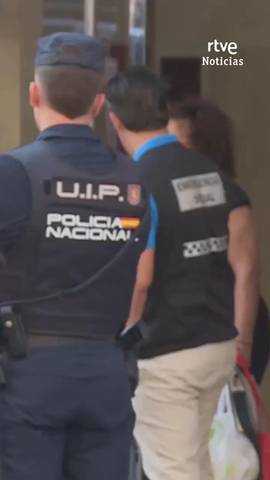 La Polic�a Nacional ha ejecutado el desahucio de Maril� y Javier en M�laga, un matrimonio con dependencia que llevaba m�s de una d�cada viviendo en el piso.