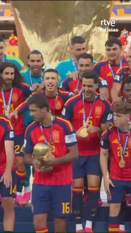  Espa�a ha destronado a Argentina y ha alzado al cielo de Nueva York la copa del mundo.