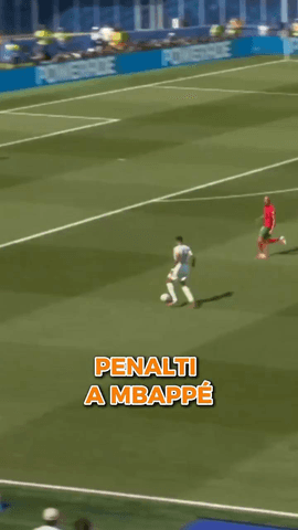 Penalti de Mazraoui sobre Kylian Mbappé, que se coló como un rayo en el área marroquí y fue derribado por su rival.