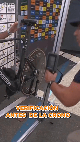 Así se verifican las bicicletas con las que los ciclistas afrontan la contrarreloj individual del #TourRTVE21j de 26,1 kilómetros.