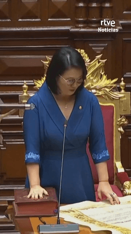 Keiko Fujimori toma posesi�n como presidenta de Per� 26 a�os despu�s de que su padre abandonara el pa�s tras una d�cada muy pol�mica en el poder.