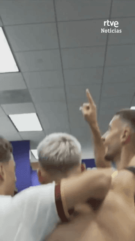  La celebraci�n de la selecci�n espa�ola continu� en el vestuario, donde volvi� a quedar patente una de las grandes fortalezas del equipo: juega unido y celebra como una familia.
