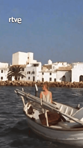 La pequeña isla en la que Tom veraneaba de joven poco tiene que ver con la que se encontrará con Evelyn en su luna de miel 