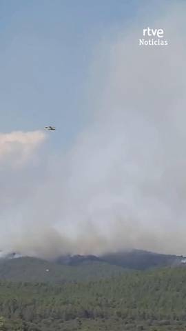 Un incendio forestal en Lozoyuela, Madrid, obliga a desalojar viviendas y una urbanizaci�n y a movilizar a la UME.