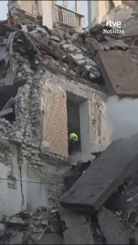 Al menos 13 muertos en una oleada de ataques rusos sobre Kiev que deja varios edificios en llamas.