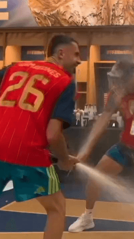  Así fue la celebración de la selección española en el vestuario y en el campo.