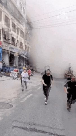 M�s de diez edificios residenciales han quedado sepultados por un deslizamiento de tierra en Chongqing, en el centro de China, despu�s de que una gran cantidad de rocas y tierra se desprendiera ladera abajo.