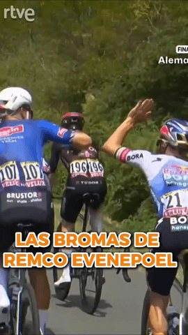Remco Evenepoel bromea con las tarjetas de los comisarios durante un respiro en la etapa 7 del #TourRTVE10j entre Hagetmau y Burdeos.