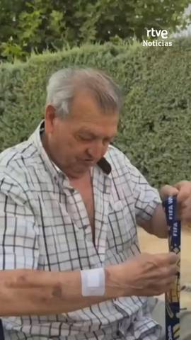  Pedro Porro ha cumplido una promesa tras ganar el Mundial: entregarle su medalla a su abuelo, una de las personas m�s importantes de su vida.