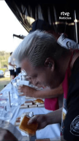 18 sobaos en 8 minutos: as� ha conseguido Valent�n Carrasco Ferrer convertirse en el campe�n mundial de comedores de sobaos que se celebra en la localidad c�ntabra de Ambrosero.