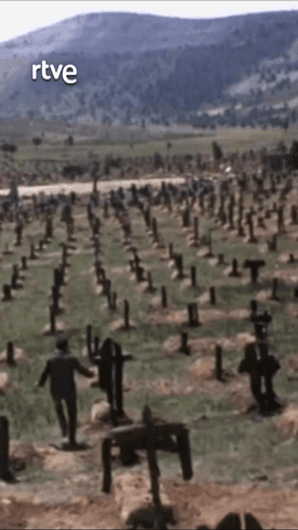 La mítica escena de la película ‘El bueno, el feo y el malo’, que muestra a Tuco corriendo desesperado por el cementerio de Sad Hill buscando la tumba con el oro, mientras suena la exquisita música de Ennio Morricone.