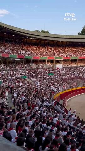 El remo vikingo de Noruega llega a la plaza de toros de Pamplona en plenas fiestas de San Ferm�n.