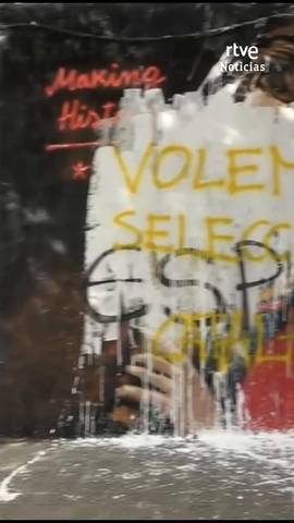 Vandalizan el mural pintado en Barcelona por el artista urbano TVBoy en homenaje al futbolista Ferran Torres horas despu�s de ser terminado.