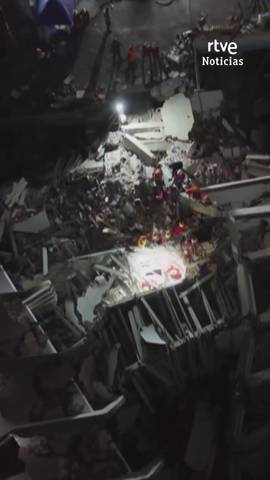 En Venezuela, los equipos de rescate han encontrado con vida a Fabio, un ni�o de 9 a�os que permanece atrapado entre los escombros y al que esperan sacar en las pr�ximas horas.